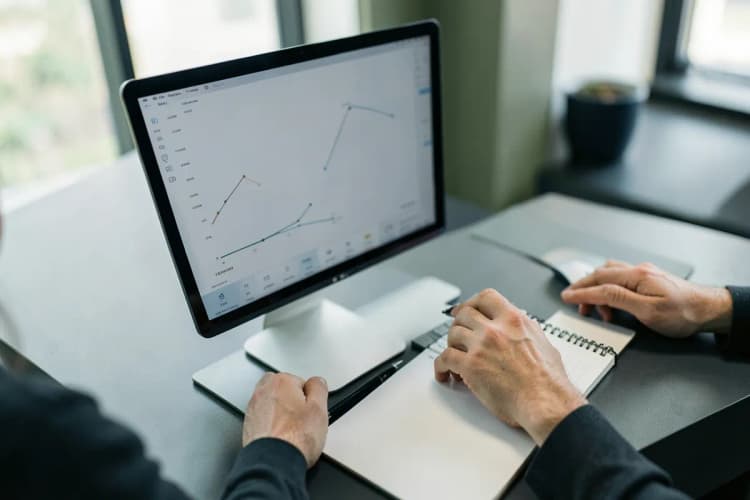 corretor de imóveis analisando gráficos em um escritório moderno