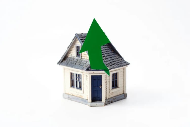 Uma casa com uma seta verde apontando para cima, simbolizando crescimento.