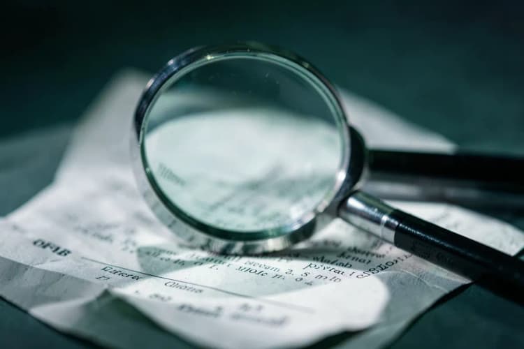 Uma lupa examinando um contrato de imóvel.